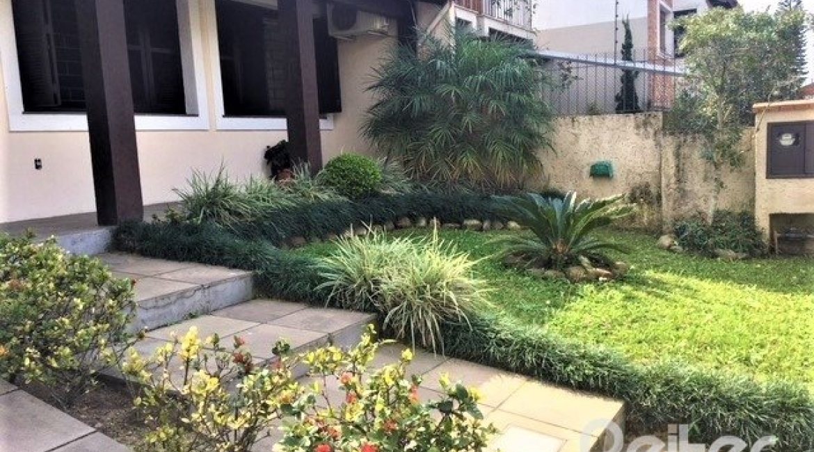 Casa à venda com 230m², 3 dormitórios, 1 suíte, 2 vagas, no bairro Ipanema em Porto Alegre