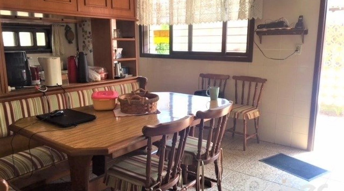 Casa à venda com 230m², 3 dormitórios, 1 suíte, 2 vagas, no bairro Ipanema em Porto Alegre