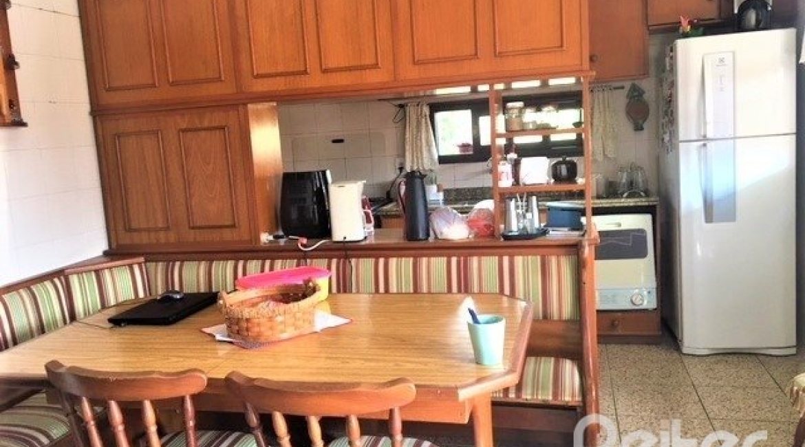 Casa à venda com 230m², 3 dormitórios, 1 suíte, 2 vagas, no bairro Ipanema em Porto Alegre