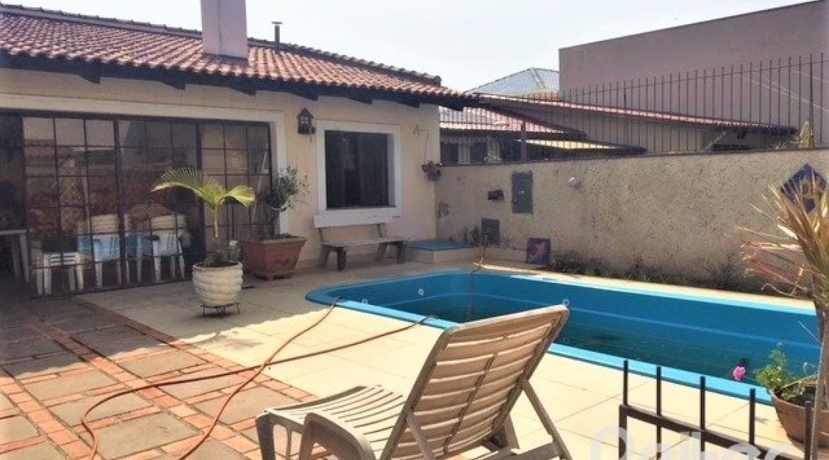 Casa à venda com 230m², 3 dormitórios, 1 suíte, 2 vagas, no bairro Ipanema em Porto Alegre