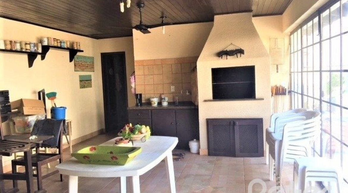 Casa à venda com 230m², 3 dormitórios, 1 suíte, 2 vagas, no bairro Ipanema em Porto Alegre