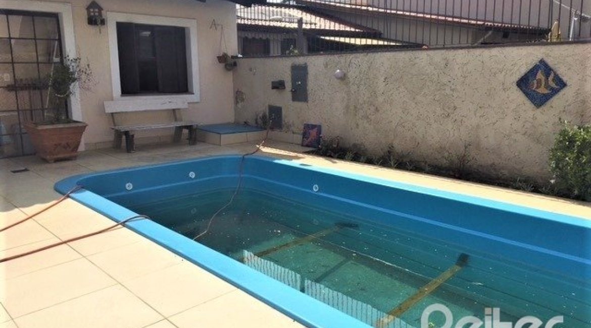 Casa à venda com 230m², 3 dormitórios, 1 suíte, 2 vagas, no bairro Ipanema em Porto Alegre