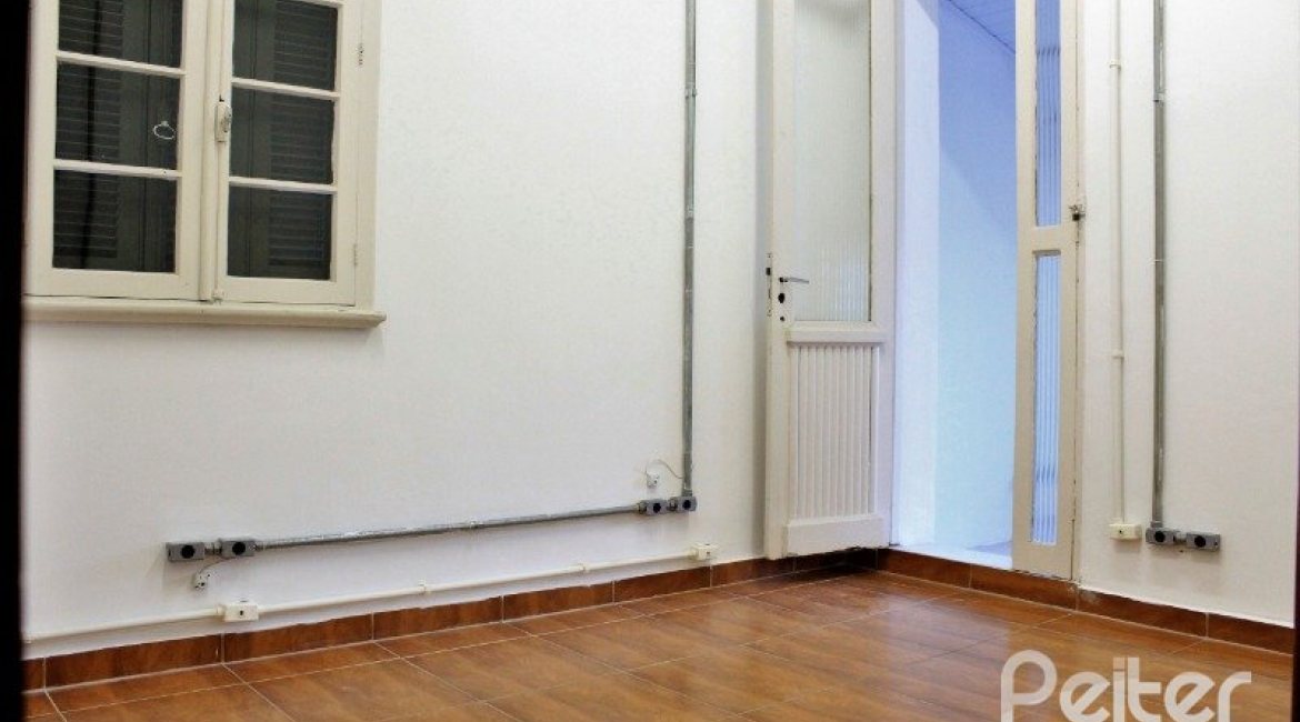 Casa à venda com 290m², 3 dormitórios, 6 vagas, no bairro Menino Deus em Porto Alegre