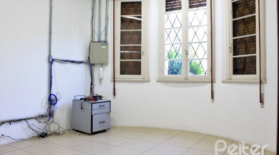 Casa à venda com 290m², 3 dormitórios, 6 vagas, no bairro Menino Deus em Porto Alegre