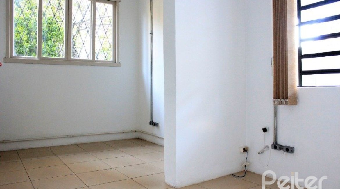 Casa à venda com 290m², 3 dormitórios, 6 vagas, no bairro Menino Deus em Porto Alegre