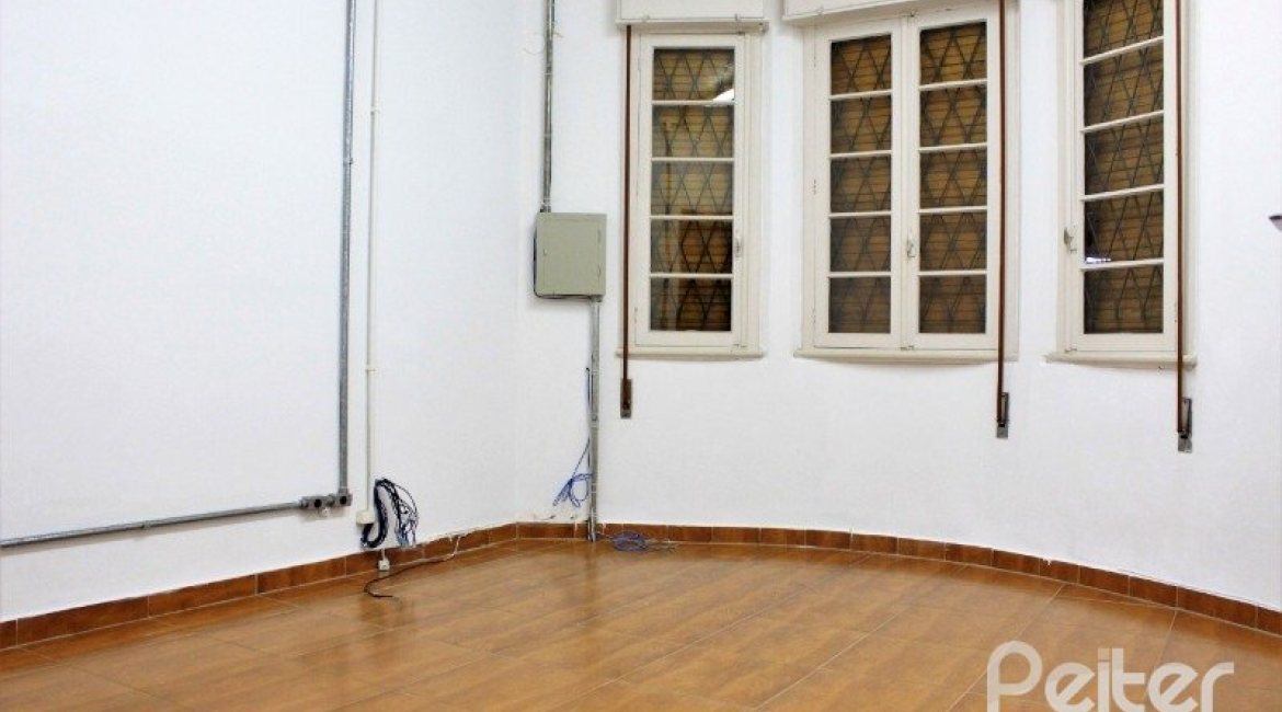 Casa à venda com 290m², 3 dormitórios, 6 vagas, no bairro Menino Deus em Porto Alegre