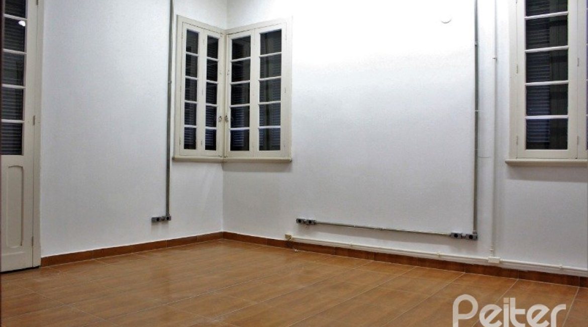 Casa à venda com 290m², 3 dormitórios, 6 vagas, no bairro Menino Deus em Porto Alegre