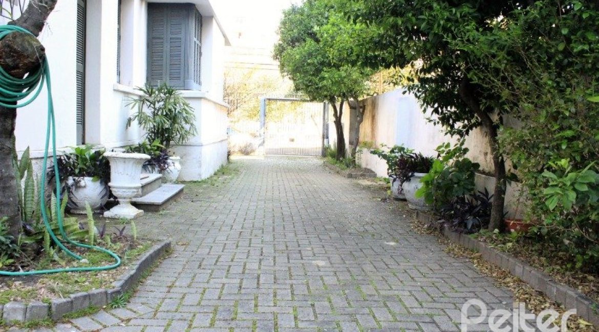 Casa à venda com 290m², 3 dormitórios, 6 vagas, no bairro Menino Deus em Porto Alegre