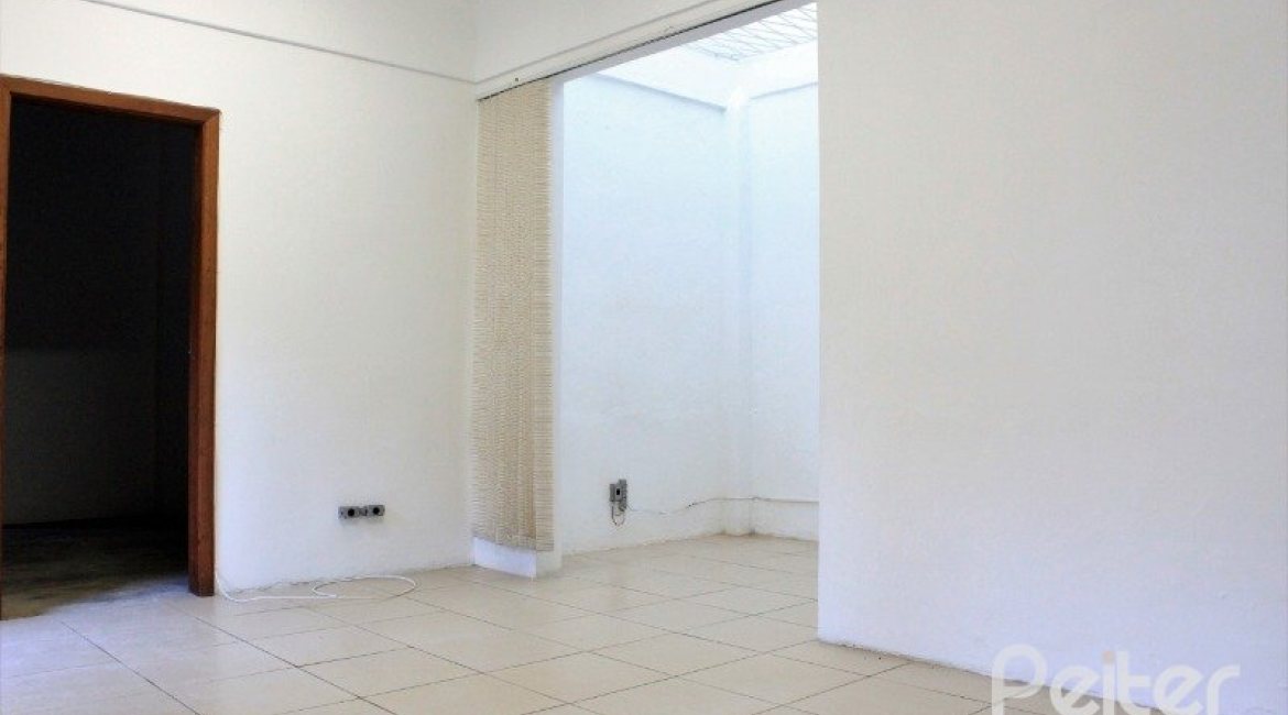 Casa à venda com 290m², 3 dormitórios, 6 vagas, no bairro Menino Deus em Porto Alegre