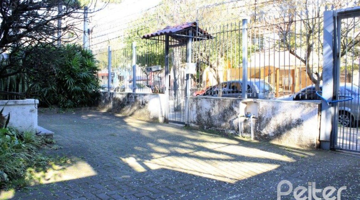 Casa à venda com 290m², 3 dormitórios, 6 vagas, no bairro Menino Deus em Porto Alegre