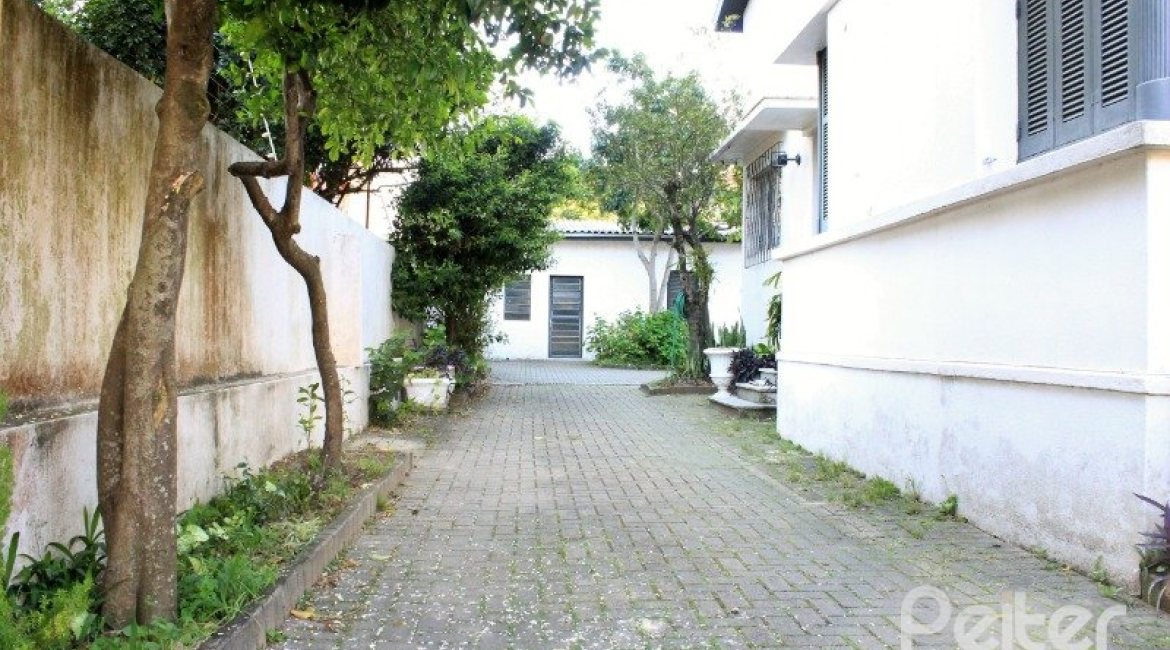 Casa à venda com 290m², 3 dormitórios, 6 vagas, no bairro Menino Deus em Porto Alegre