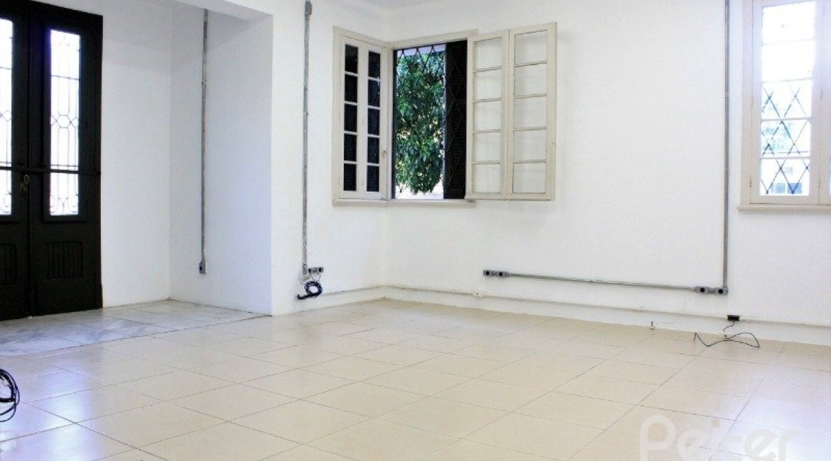 Casa à venda com 290m², 3 dormitórios, 6 vagas, no bairro Menino Deus em Porto Alegre