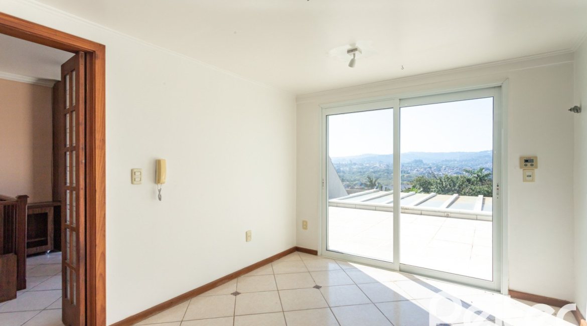 Casa à venda com 298m², 4 dormitórios, 1 suíte, 4 vagas, no bairro Ipanema / Imperial Parque em Porto Alegre