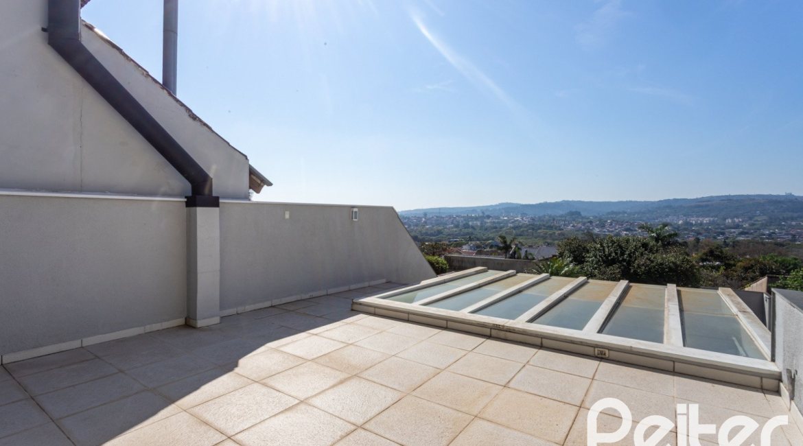 Casa à venda com 298m², 4 dormitórios, 1 suíte, 4 vagas, no bairro Ipanema / Imperial Parque em Porto Alegre