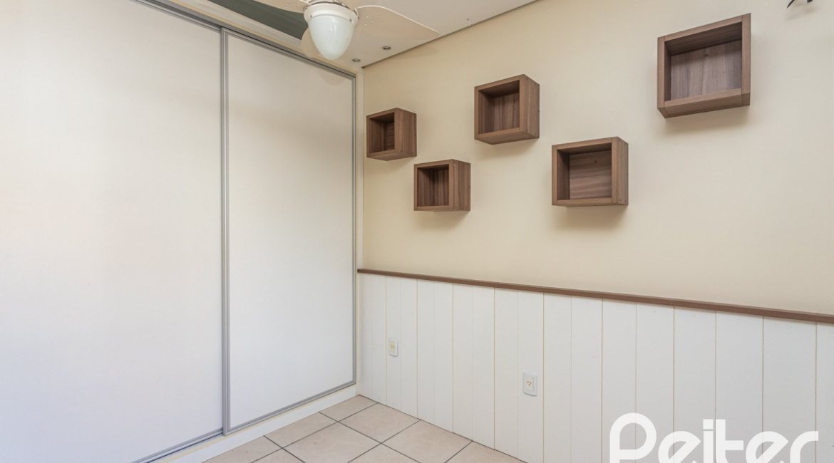 Casa à venda com 298m², 4 dormitórios, 1 suíte, 4 vagas, no bairro Ipanema / Imperial Parque em Porto Alegre