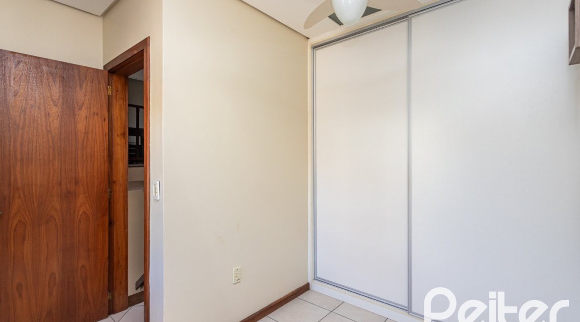 Casa à venda com 298m², 4 dormitórios, 1 suíte, 4 vagas, no bairro Ipanema / Imperial Parque em Porto Alegre