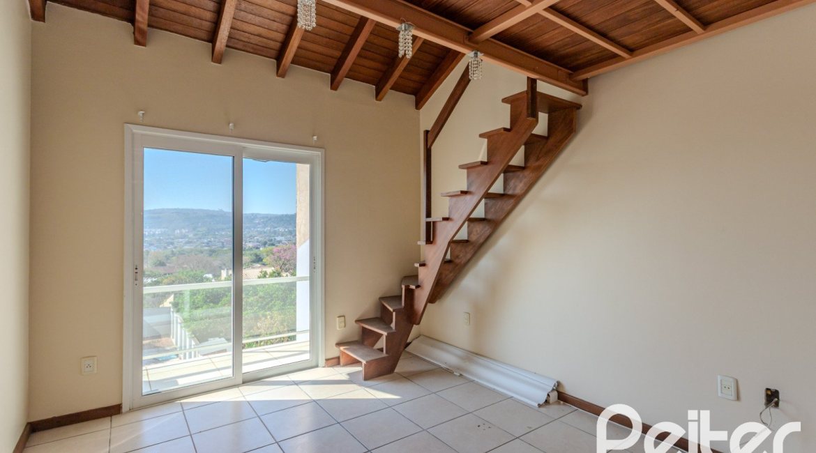 Casa à venda com 298m², 4 dormitórios, 1 suíte, 4 vagas, no bairro Ipanema / Imperial Parque em Porto Alegre