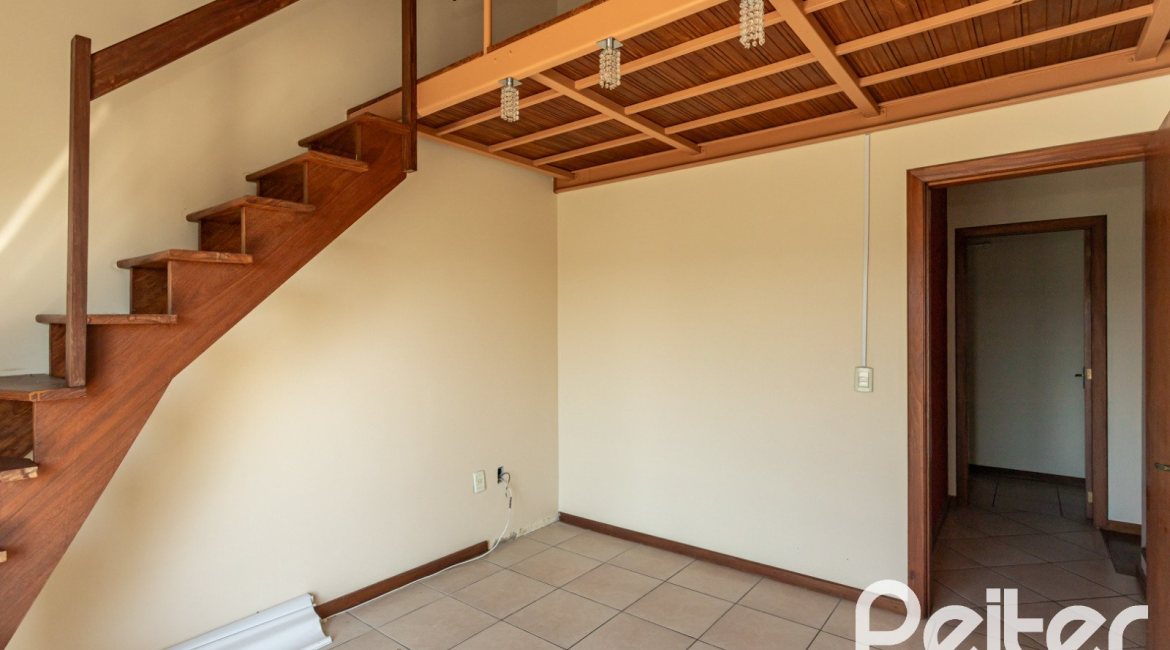 Casa à venda com 298m², 4 dormitórios, 1 suíte, 4 vagas, no bairro Ipanema / Imperial Parque em Porto Alegre