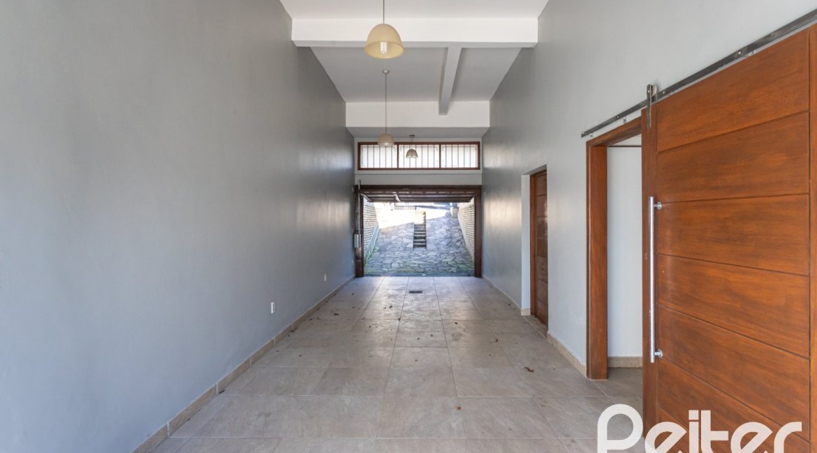 Casa à venda com 298m², 4 dormitórios, 1 suíte, 4 vagas, no bairro Ipanema / Imperial Parque em Porto Alegre