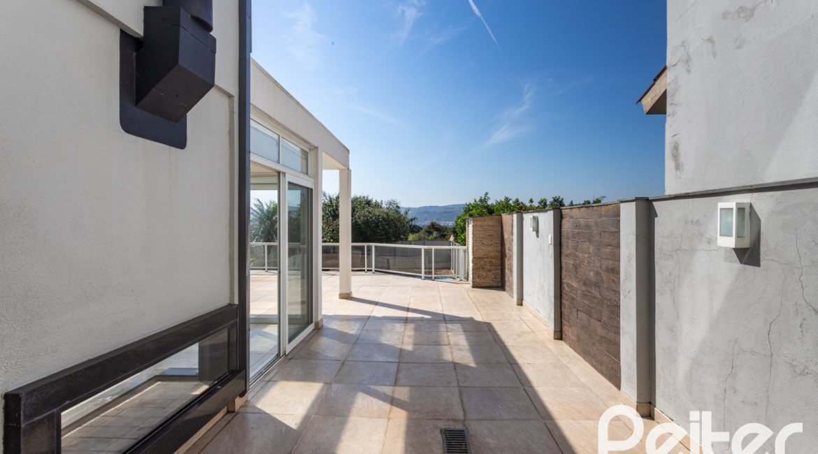 Casa à venda com 298m², 4 dormitórios, 1 suíte, 4 vagas, no bairro Ipanema / Imperial Parque em Porto Alegre