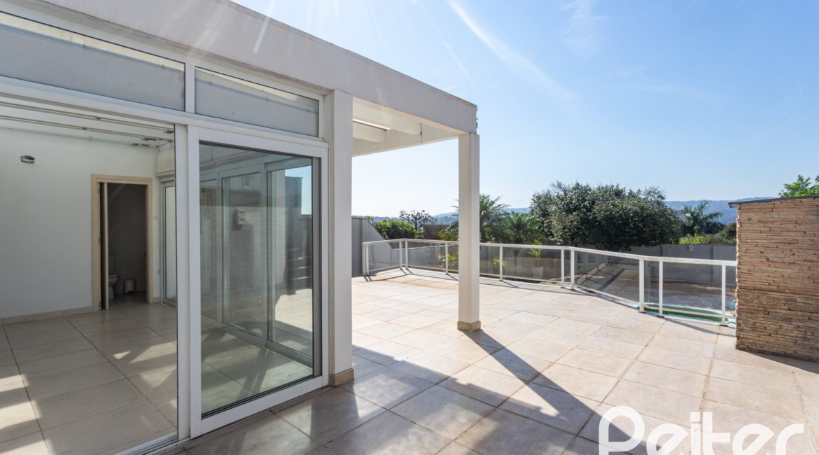 Casa à venda com 298m², 4 dormitórios, 1 suíte, 4 vagas, no bairro Ipanema / Imperial Parque em Porto Alegre