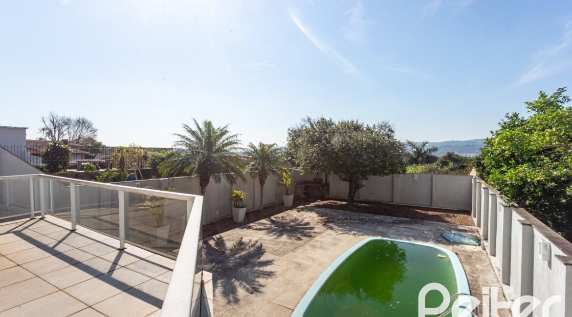 Casa à venda com 298m², 4 dormitórios, 1 suíte, 4 vagas, no bairro Ipanema / Imperial Parque em Porto Alegre