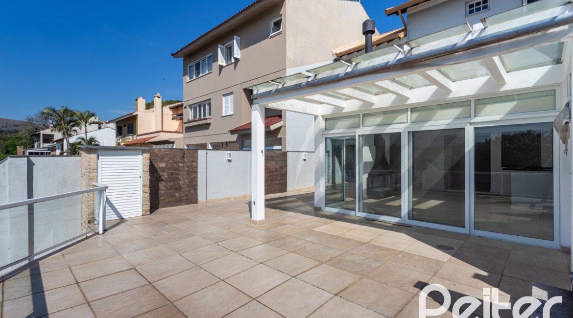 Casa à venda com 298m², 4 dormitórios, 1 suíte, 4 vagas, no bairro Ipanema / Imperial Parque em Porto Alegre
