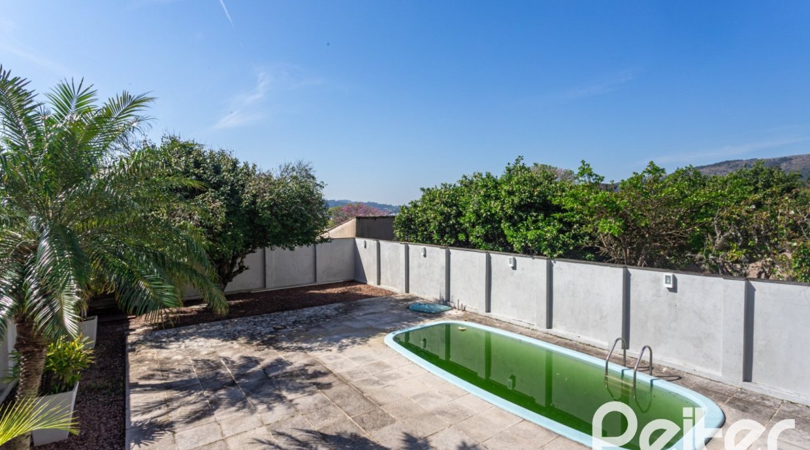 Casa à venda com 298m², 4 dormitórios, 1 suíte, 4 vagas, no bairro Ipanema / Imperial Parque em Porto Alegre