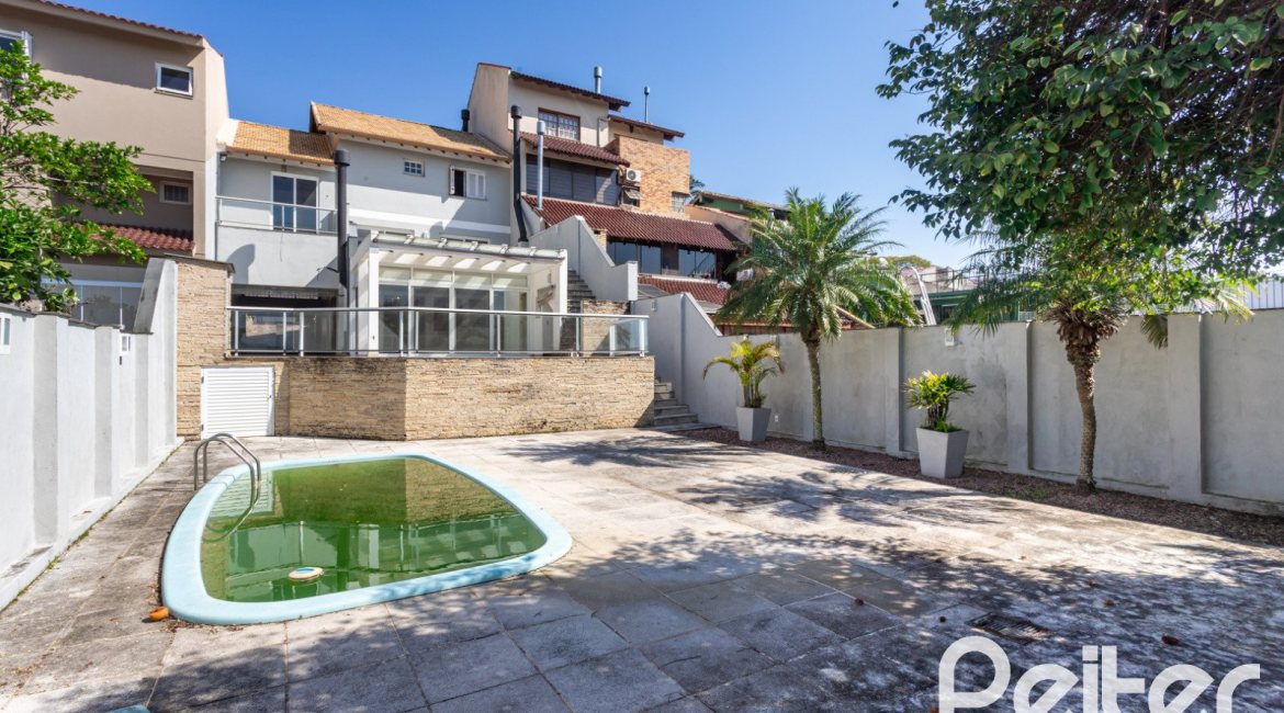 Casa à venda com 298m², 4 dormitórios, 1 suíte, 4 vagas, no bairro Ipanema / Imperial Parque em Porto Alegre