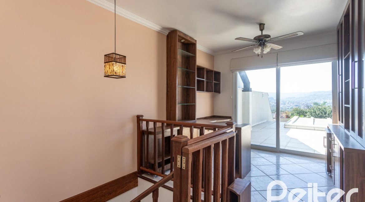 Casa à venda com 298m², 4 dormitórios, 1 suíte, 4 vagas, no bairro Ipanema / Imperial Parque em Porto Alegre