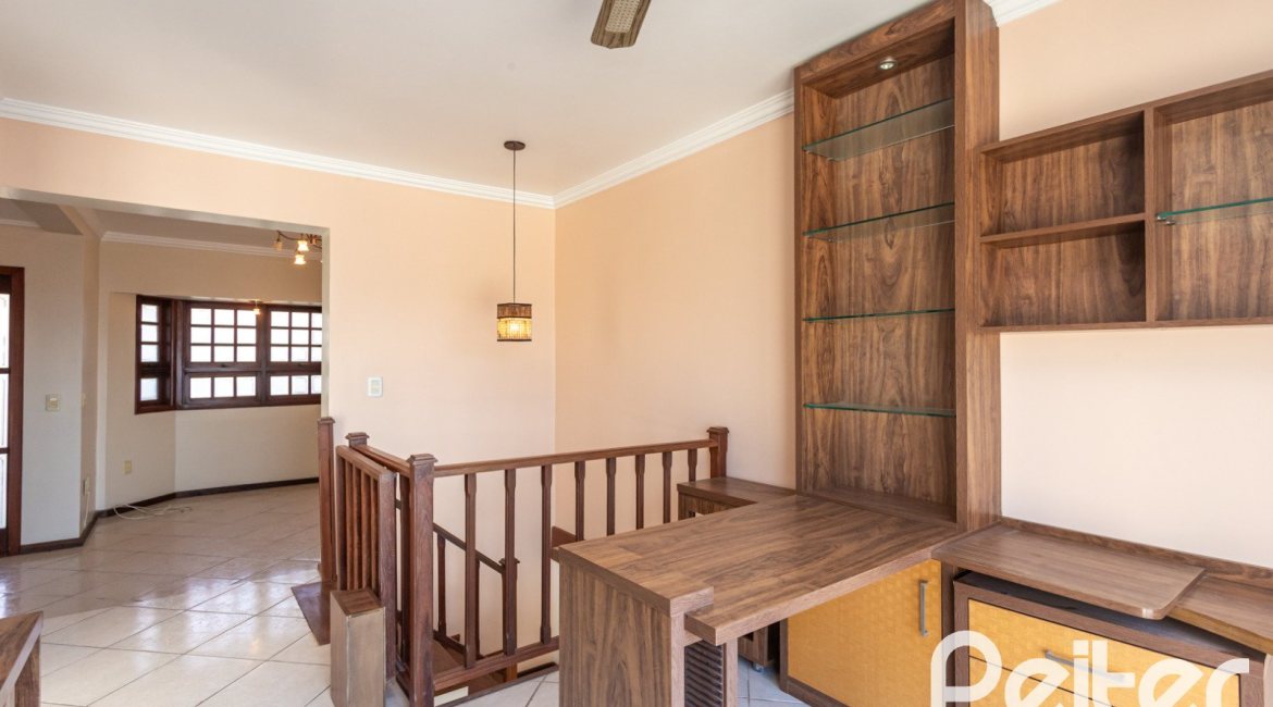 Casa à venda com 298m², 4 dormitórios, 1 suíte, 4 vagas, no bairro Ipanema / Imperial Parque em Porto Alegre