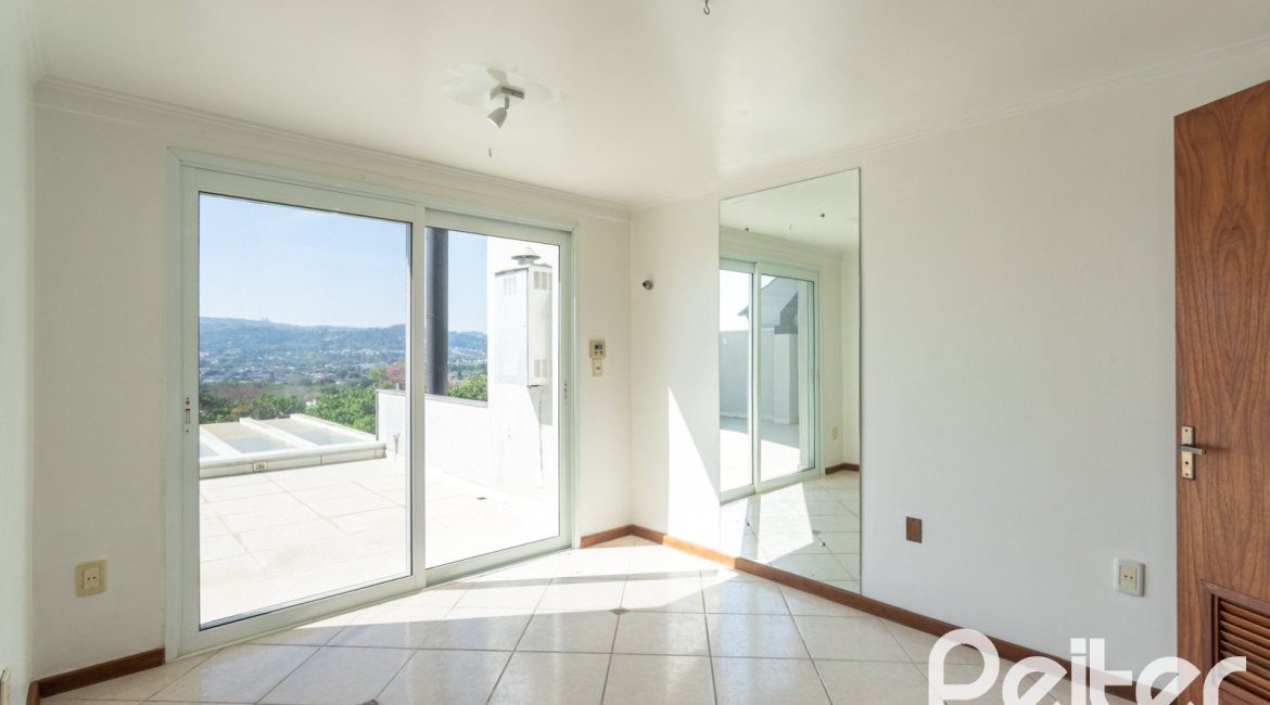 Casa à venda com 298m², 4 dormitórios, 1 suíte, 4 vagas, no bairro Ipanema / Imperial Parque em Porto Alegre