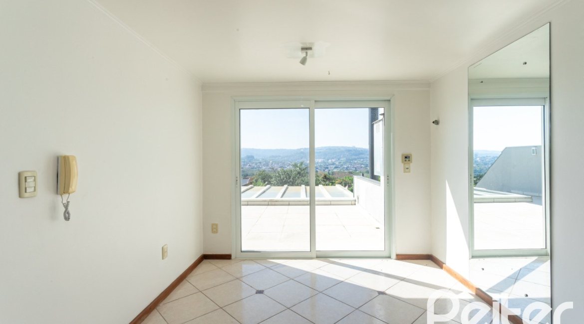Casa à venda com 298m², 4 dormitórios, 1 suíte, 4 vagas, no bairro Ipanema / Imperial Parque em Porto Alegre