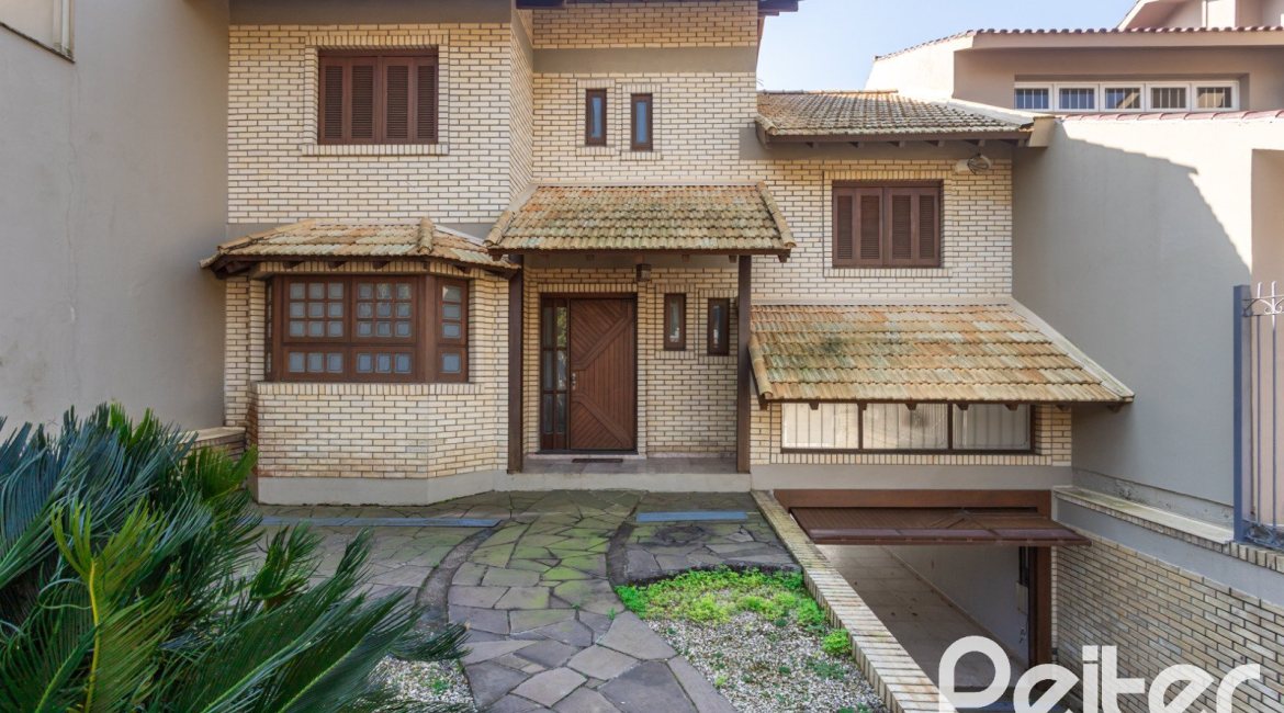 Casa à venda com 298m², 4 dormitórios, 1 suíte, 4 vagas, no bairro Ipanema / Imperial Parque em Porto Alegre