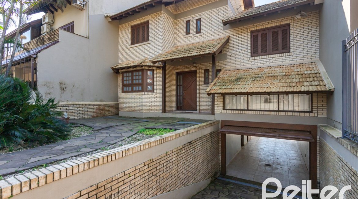 Casa à venda com 298m², 4 dormitórios, 1 suíte, 4 vagas, no bairro Ipanema / Imperial Parque em Porto Alegre