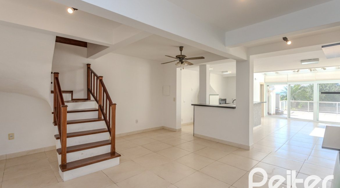 Casa à venda com 298m², 4 dormitórios, 1 suíte, 4 vagas, no bairro Ipanema / Imperial Parque em Porto Alegre