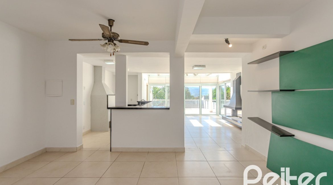 Casa à venda com 298m², 4 dormitórios, 1 suíte, 4 vagas, no bairro Ipanema / Imperial Parque em Porto Alegre