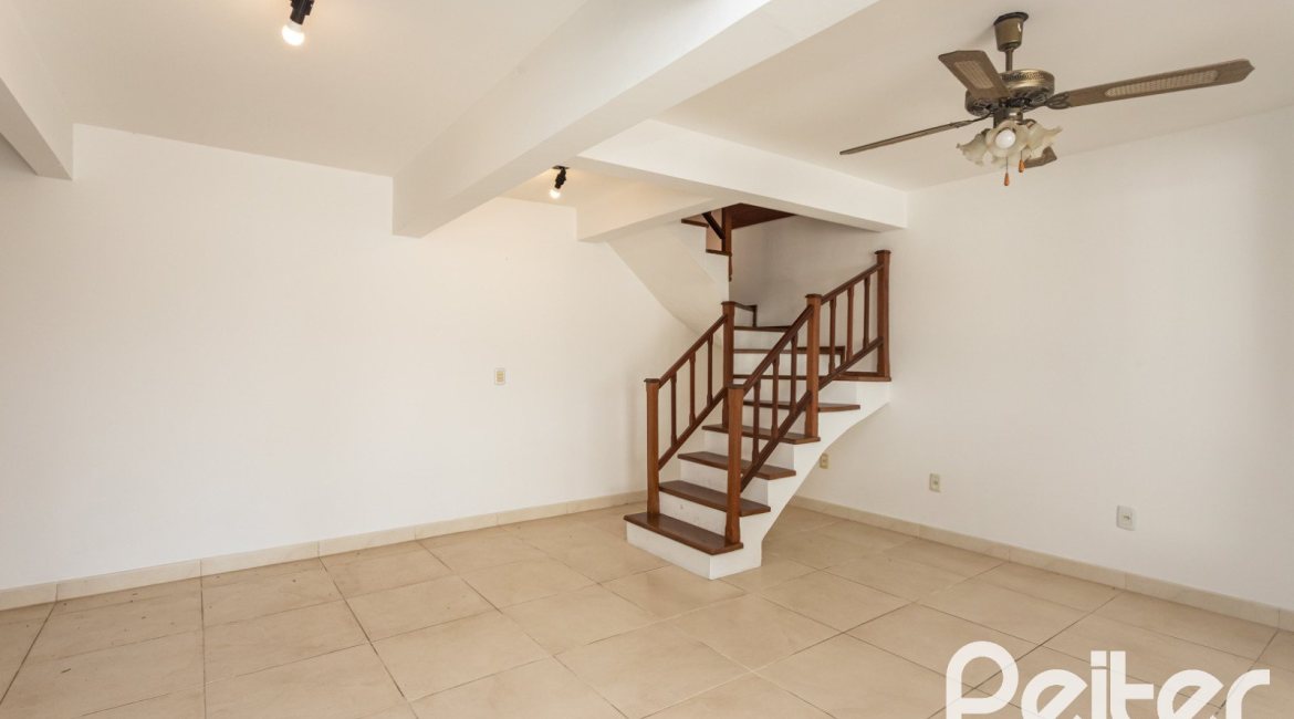 Casa à venda com 298m², 4 dormitórios, 1 suíte, 4 vagas, no bairro Ipanema / Imperial Parque em Porto Alegre