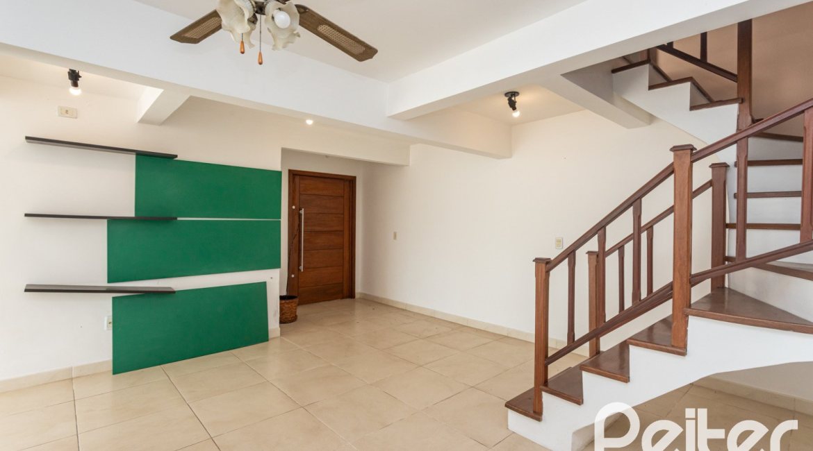 Casa à venda com 298m², 4 dormitórios, 1 suíte, 4 vagas, no bairro Ipanema / Imperial Parque em Porto Alegre