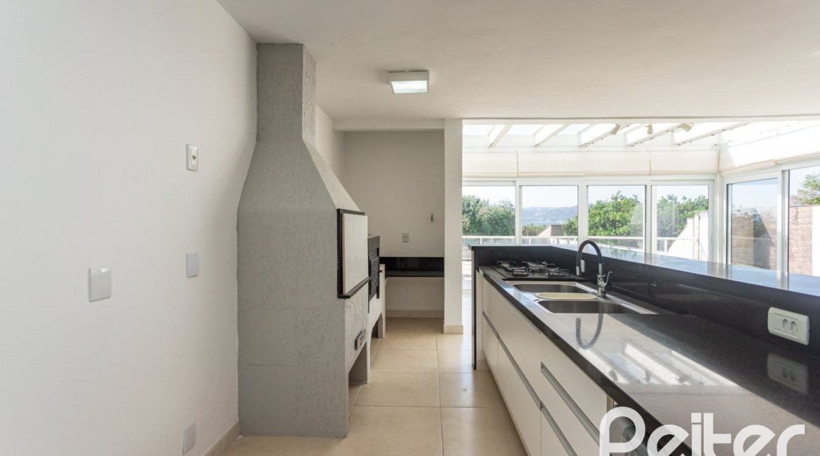 Casa à venda com 298m², 4 dormitórios, 1 suíte, 4 vagas, no bairro Ipanema / Imperial Parque em Porto Alegre