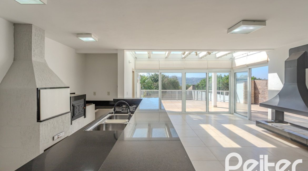 Casa à venda com 298m², 4 dormitórios, 1 suíte, 4 vagas, no bairro Ipanema / Imperial Parque em Porto Alegre