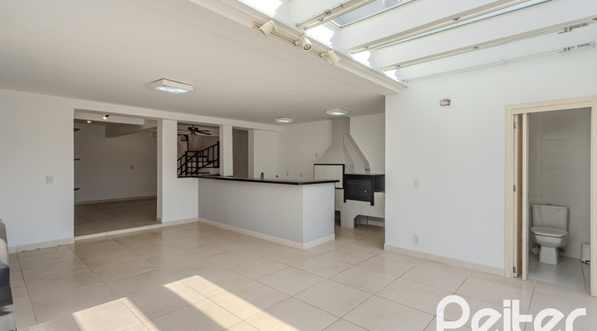 Casa à venda com 298m², 4 dormitórios, 1 suíte, 4 vagas, no bairro Ipanema / Imperial Parque em Porto Alegre