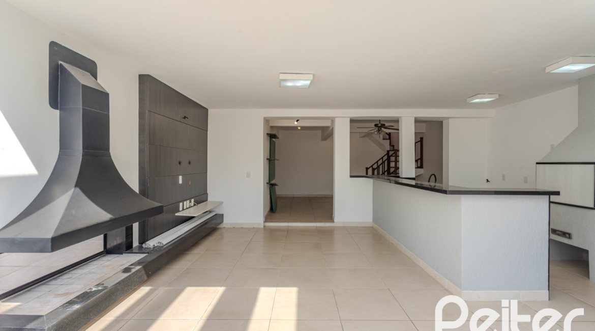 Casa à venda com 298m², 4 dormitórios, 1 suíte, 4 vagas, no bairro Ipanema / Imperial Parque em Porto Alegre