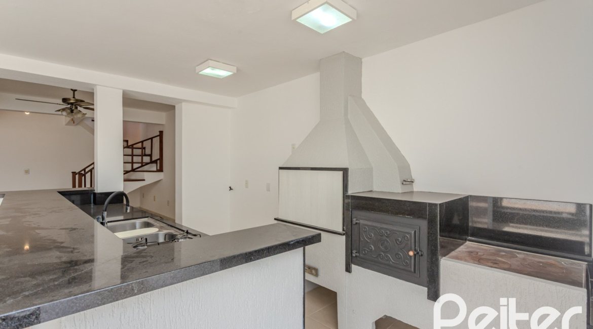 Casa à venda com 298m², 4 dormitórios, 1 suíte, 4 vagas, no bairro Ipanema / Imperial Parque em Porto Alegre