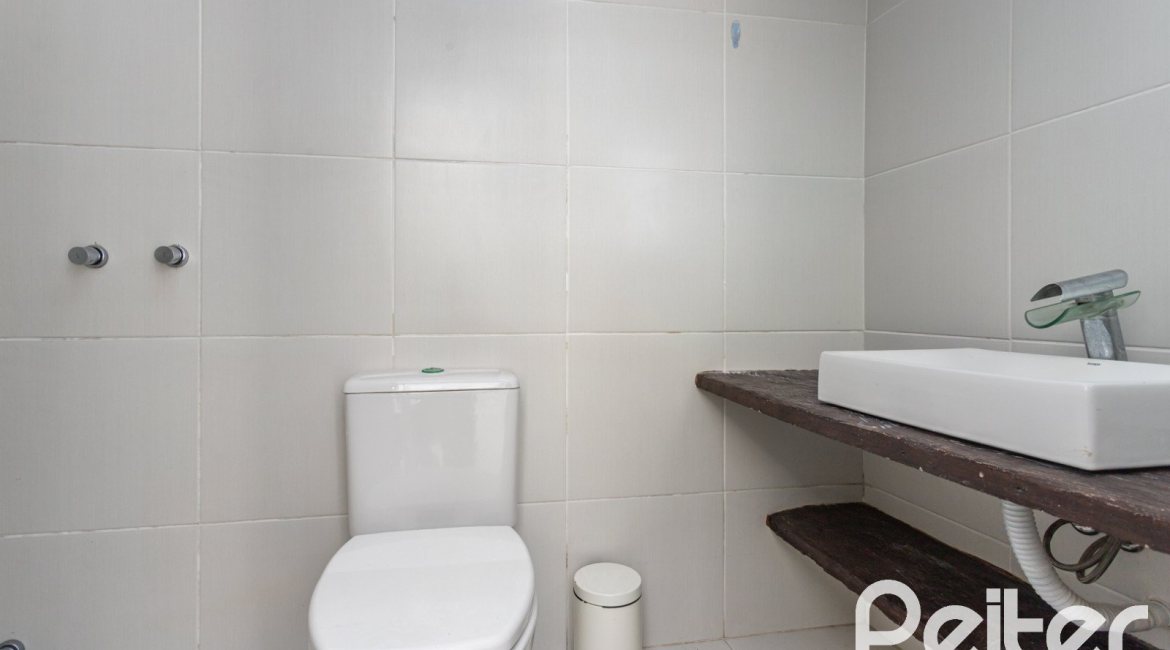 Casa à venda com 298m², 4 dormitórios, 1 suíte, 4 vagas, no bairro Ipanema / Imperial Parque em Porto Alegre