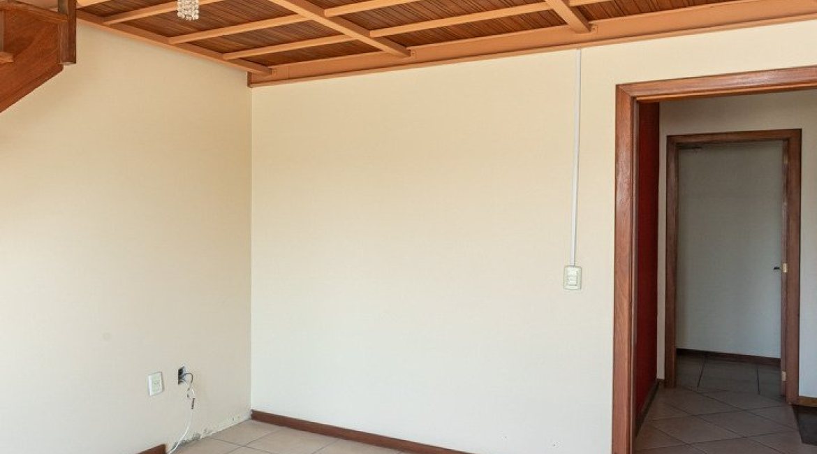Casa à venda com 298m², 4 dormitórios, 1 suíte, 4 vagas, no bairro Ipanema / Imperial Parque em Porto Alegre
