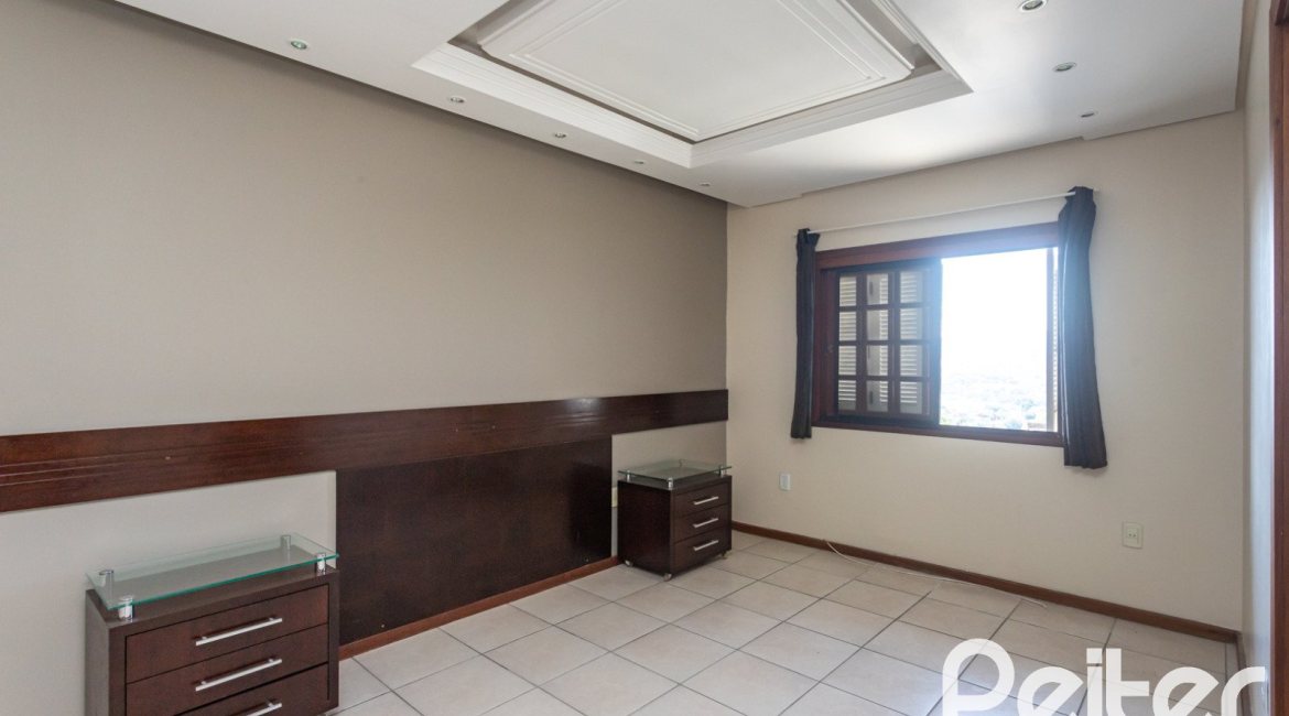 Casa à venda com 298m², 4 dormitórios, 1 suíte, 4 vagas, no bairro Ipanema / Imperial Parque em Porto Alegre