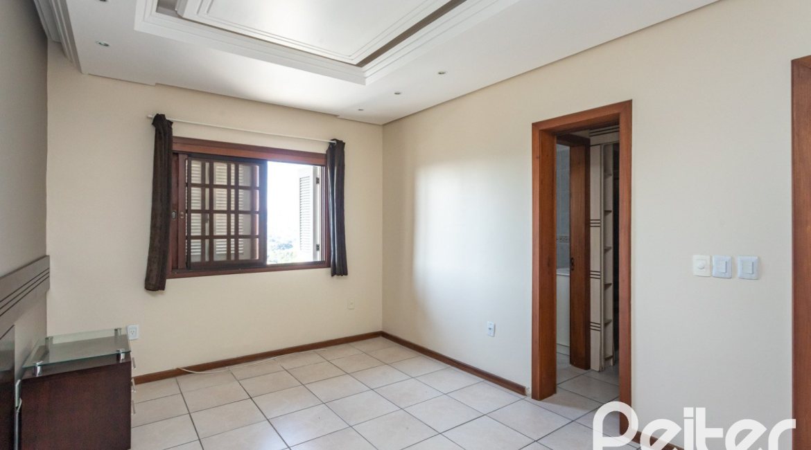 Casa à venda com 298m², 4 dormitórios, 1 suíte, 4 vagas, no bairro Ipanema / Imperial Parque em Porto Alegre