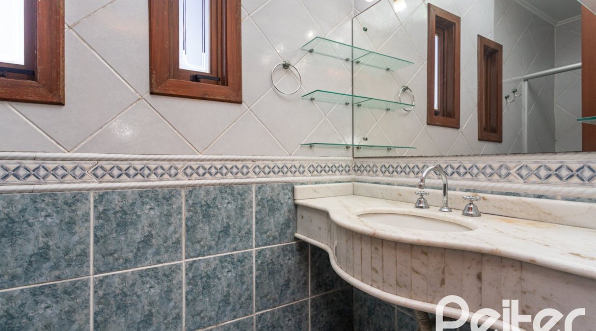 Casa à venda com 298m², 4 dormitórios, 1 suíte, 4 vagas, no bairro Ipanema / Imperial Parque em Porto Alegre