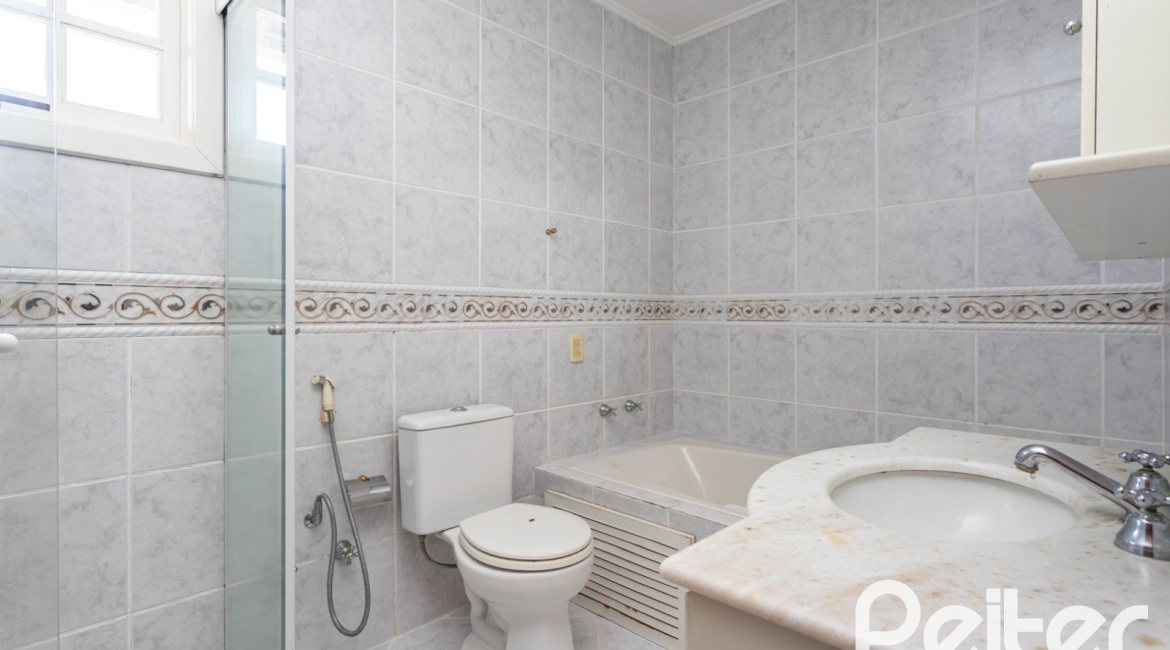 Casa à venda com 298m², 4 dormitórios, 1 suíte, 4 vagas, no bairro Ipanema / Imperial Parque em Porto Alegre